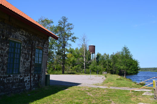De oude watermolen op het terrein van Forsbackabruk. Op de voorgrond  ziet u de standplaatsen voor campers.