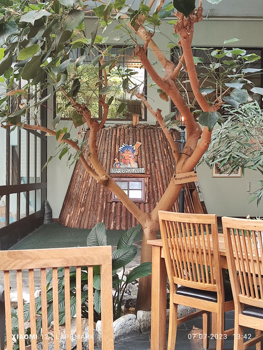 De tipi voor de kinderen is nabij enkele tafels in de eetzaal. Hier eten vaak gezinnen met kleine kinderen. 