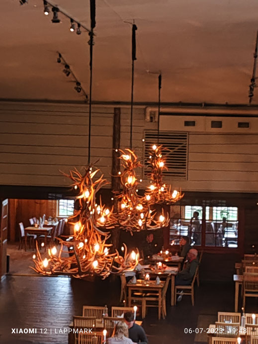 Gezellige verlichting in de avond in de grote binnentuin/eetzaal
