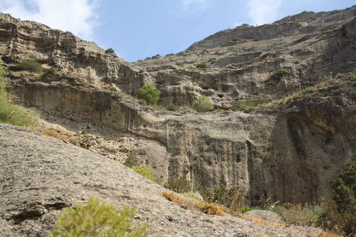 De rotsen en het water en de bossen rond El Caminito de la Rey maken nu plaats voor kale rotsen,