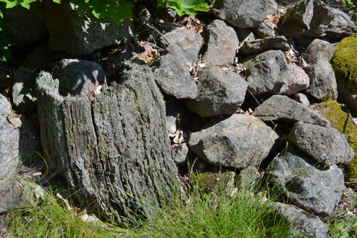 stenen en hout dat eruit ziet als steen