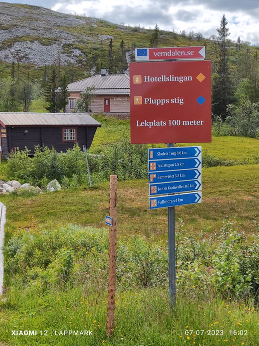 Overal staan wegwijzers naar belangrijke plaatsen in de omgeving. 