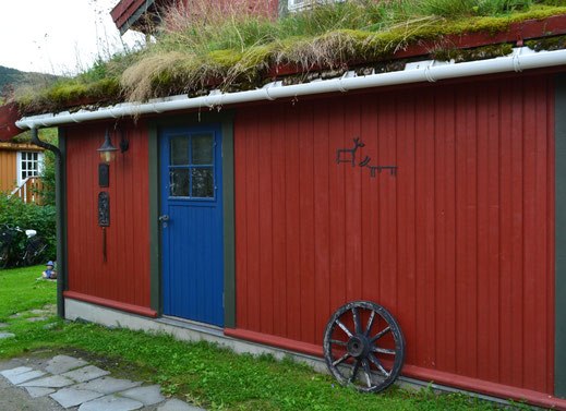 Hier wonen waarschijnlijk Sami. Gezien de oude tekeningen op de muur. 