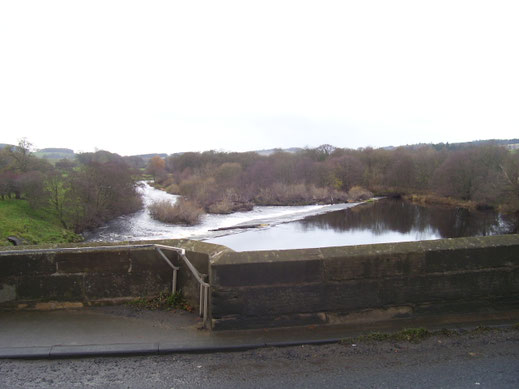Blik over de brug en de rivier.