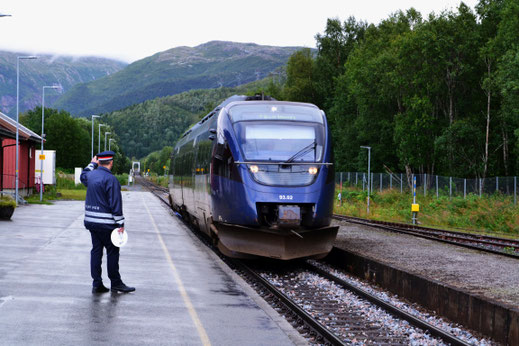Onze blauwe trein die ons naar Mo i Rana gaat brengen, hij heeft als eindstation Mosjoen. 