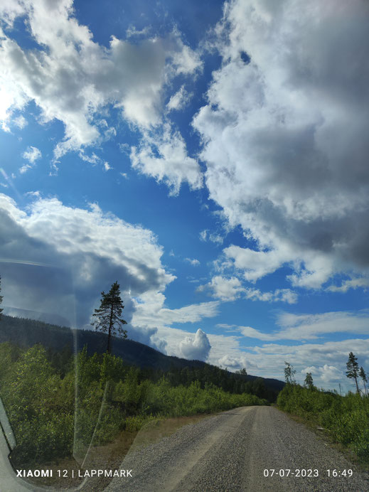 Prachtige wolken boven de zandweg rondom Storhogna. 