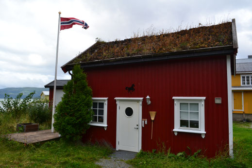 Een van de oude huisjes aan het fjord