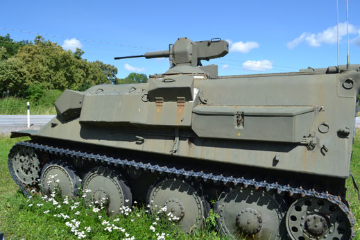 Een tank opgesteld aan de rand van de weg