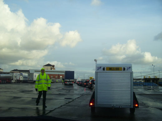De rij met auto's is langer dan die voor de vrachtwagens. Maar goed, we wachten geduldig af. 