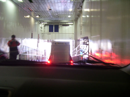 Eindelijk komt onze rij in beweging. We rijden langzaam de boot af. 