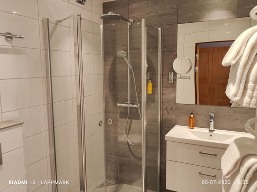 Geen bad, maar een ruime douche in deze badkamer. 