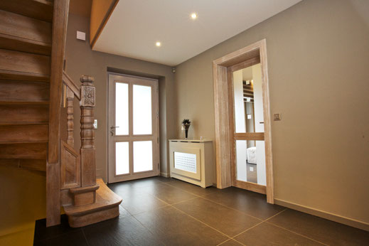 Escalier en chêne décapé et traité à nouveau dans un ton farineux