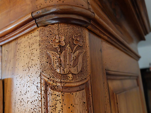 armoire en noyer massif anthonee