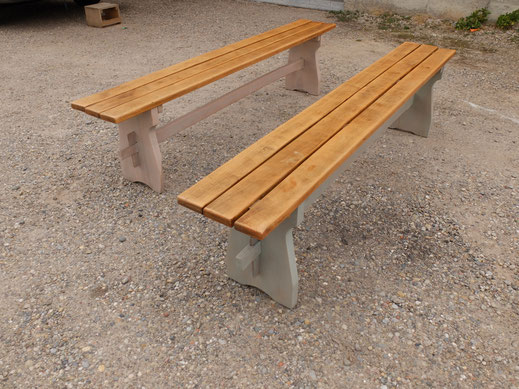 Bancs de gymnase, décapés puis teinté l'un en rose et l'autre en vert d'eau