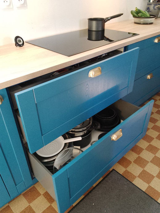 Façades de cuisine neuves, elles ont été laquées en bleu et l'on peut voir le veinage du frêne.