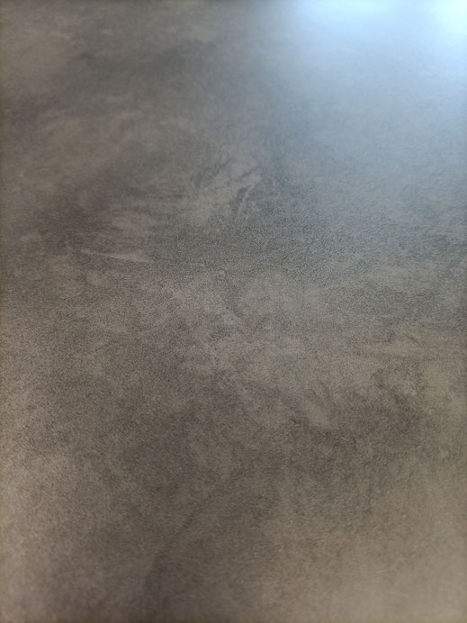 Enfilade de style Armani - façades habillé de cuir, socle en bronze et finition métal tamponnée