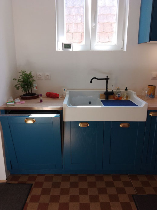 Façades de cuisine neuves, elles ont été laquées en bleu et l'on peut voir le veinage du frêne.