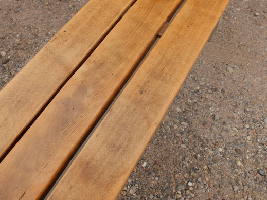 Le dessus du banc a conservé son ton bois vernis