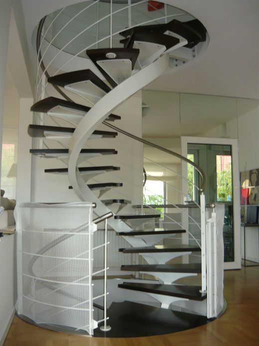 escalier à limon central en métal - marches en hêtre teintées wengé