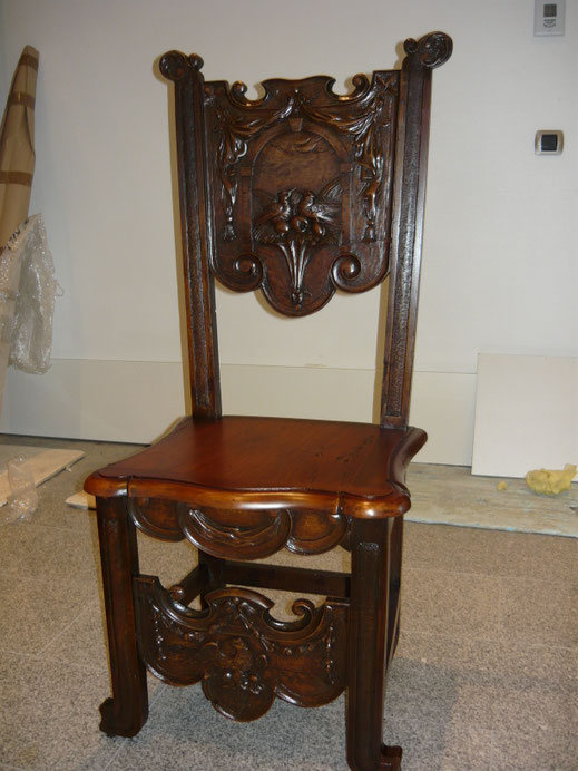 Chaise originale en noyer massif sculptée