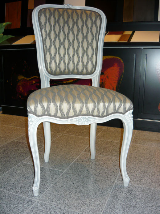 Chaise de style Louis XVI laquée et patinée