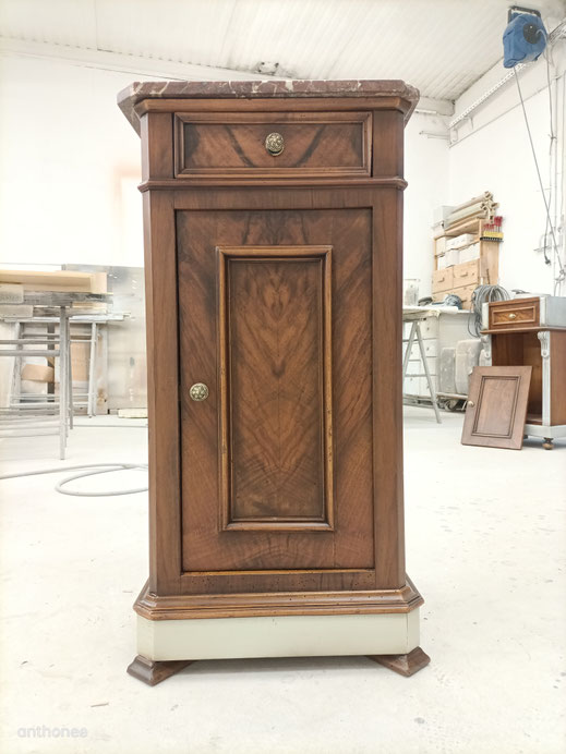 Chevet en noyer, restauré puis vernis et laqué. La laque a été patiné puis vernis.