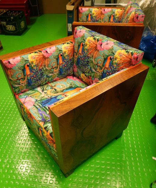 Fauteuil dont le placage en noyer a été restauré puis vernis.