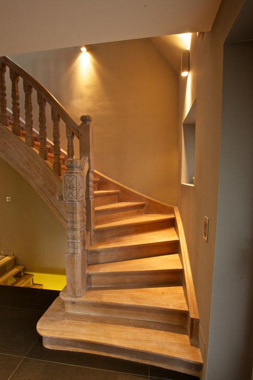 Escalier en chêne décapé et traité à nouveau dans un ton farineux