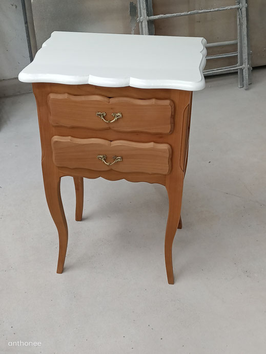 Petit chevet décapé, puis vernis et laqué.