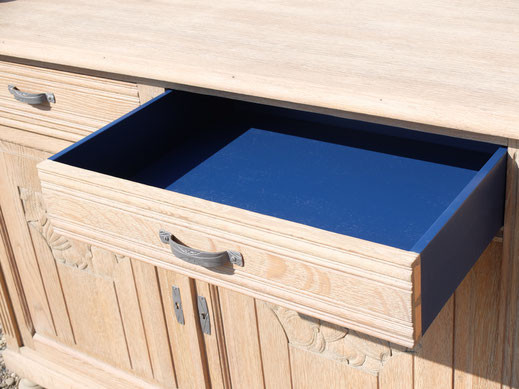 Vaisselier en chêne massif. Décapé puis blanchit, l'intérieur a été laqué en bleu.