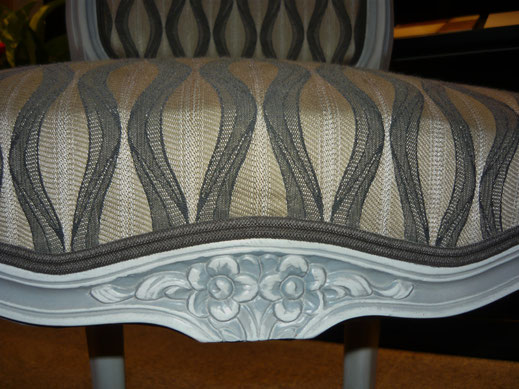 Chaise de style Louis XVI laquée et patinée