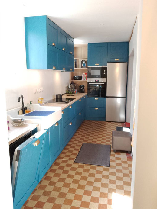 Façades de cuisine neuves, elles ont été laquées en bleu et l'on peut voir le veinage du frêne.