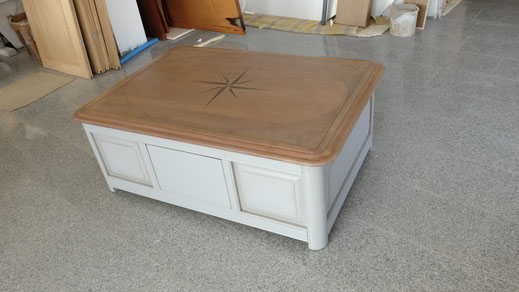 Table basse en merisier, décapée puis laquée et vernis.