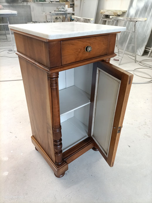 Chevet d'époque en noyer massif, restauré et laqué.