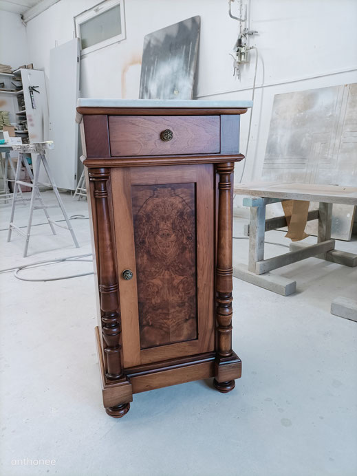 Chevet d'époque en noyer massif, restaurée et laqué.