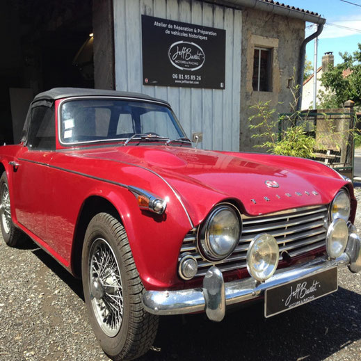 Triumph rouge restaurée par Jeff Bardet et préparée à la sortie