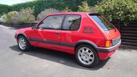 peugeot 205 GTI rouge Young-timer