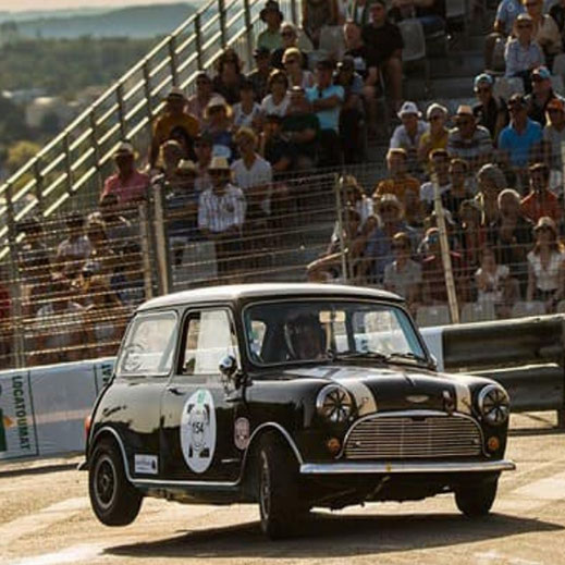 voiture mini en course sur circuit fermé