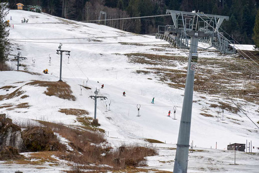 Der Winter 2025/2026 war für die Freiburger Skistationen trotz Schneemangels insgesamt zufriedenstellend. Quelle: Charles Ellena (Symbolbild)
