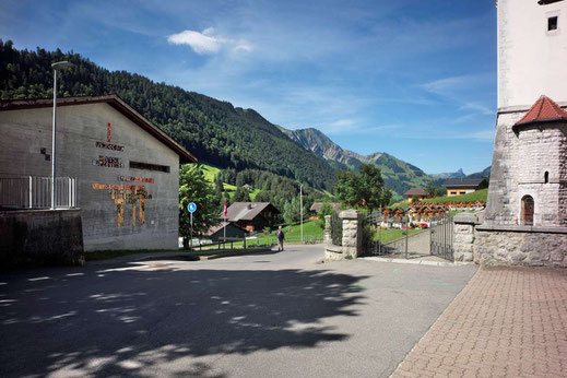 Dorfansicht von Jaun mit dem Schulhaus (links) und der Pfarrkirche (rechts). Foto: FN / Aldo Ellena, Jaun, 03.07.2022 Quelle: Aldo Ellena (Archivbild)