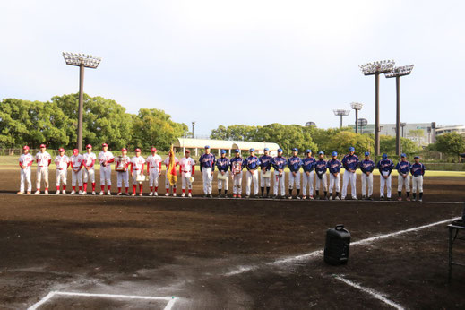左：優勝、うしくゴールデンボーイズ　右：準優勝、横浜ファイターズ