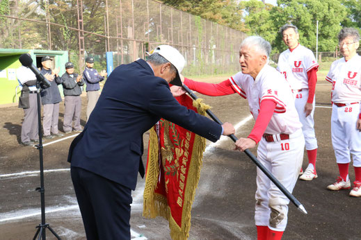 村田大会会長より、優勝旗授与