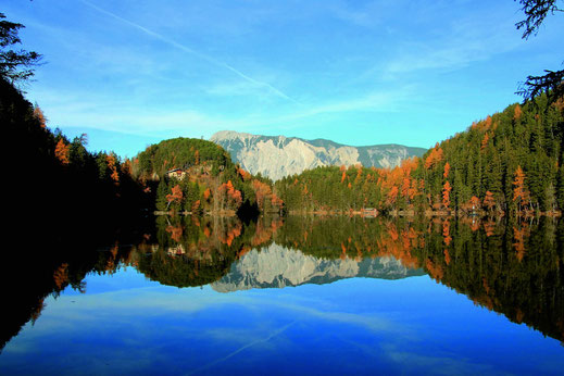 Der Piburger See im Ötztal im Herbst.