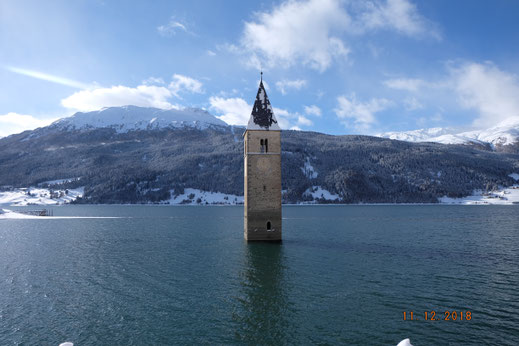 Der Kirchturm von Graun am Reschensee.