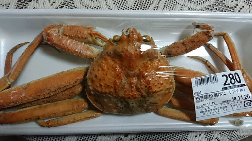 近くのスーパーで購入した蟹の安さにびっくりするメンバー