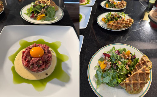 Rindertartar auf einem zweifachen Saucenspiegel und als Beilage Friséesalat mit Orangenfilets, Walnüssen, Granatapfelkernen und geröstetem Brioche