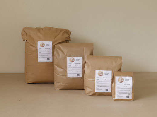 Farbhaft-Lehmfarbe in Papiersäcken mit den Gebindegrößen 25 kg, 10 kg, 5 kg und 1 kg