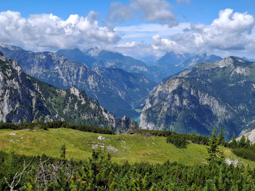 Blick vom Sonnstein Richtung Westen, im Tal ist der Leopoldsteiner See erkennbar