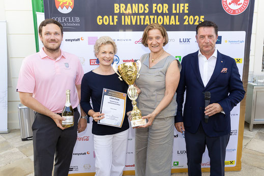 Über den Ehrenpreis von NÖ-Landeshauptfrau Mag. Johanna Mikl-Leitner konnte sich Yvonne Hösele, Parfumerie Alina freuen. (übergeben von Zwillingsschwester Cornelia Spitzer)
