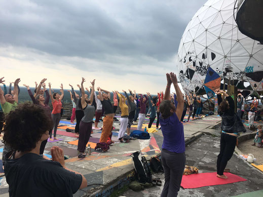 Urban-Yoga auf dem Teufelsberg (Berlin)